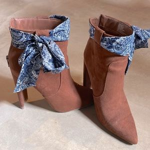 Brown boots with blue tie